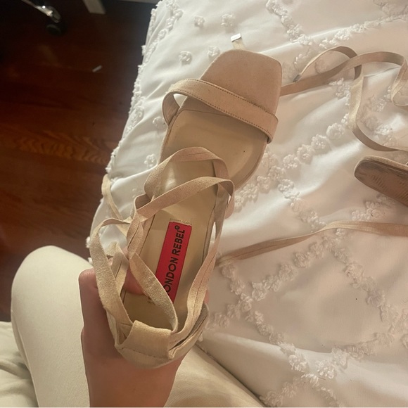 Beige lace up heels - Picture 4 of 4